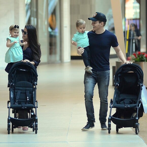 Filha de Michel Teló e Thais Fersoza, Melinda deu show de fofura no colo da mãe