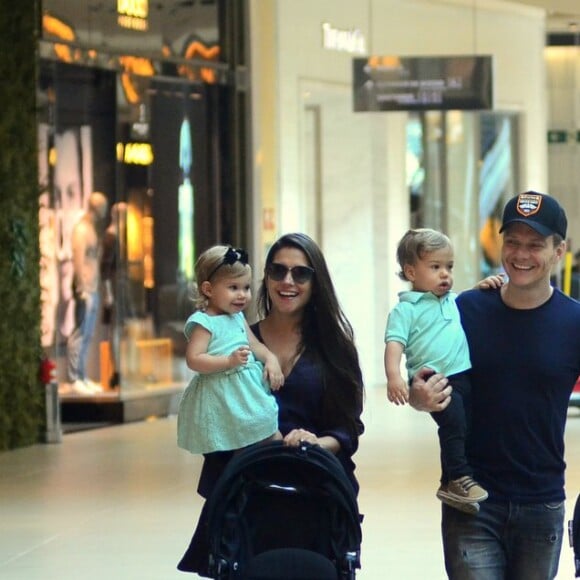 Melinda e Teodoro, filhos de Michel Teló e Thais Fersoza, usaram looks da mesma cor