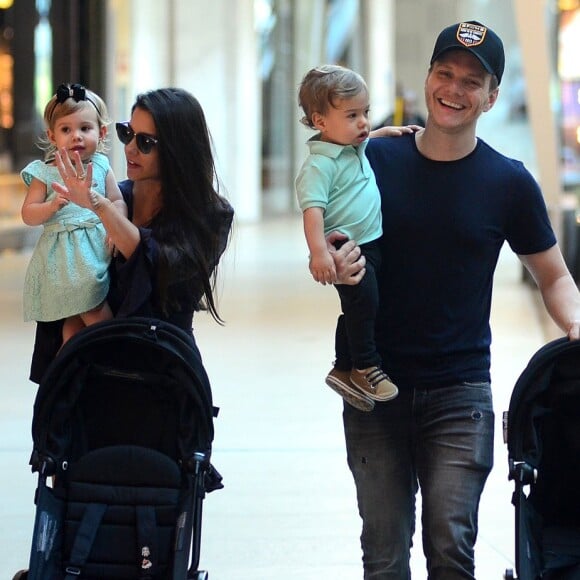 Melinda, filha de Michel Teló e Thais Fersoza, acenou para fotógrafo em passeio com pais