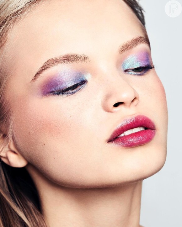 Brilho furtacor é tendência para o verão 2019: na maquiagem, o efeito é atingido com sombra de brilho colorido e gloss