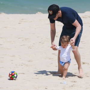 Michel Teló se divertiu com filho em praia carioca nesta quarta-feira, 26 de setembro de 2018