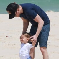 Michel Teló brinca de bola com o filho, Teodoro, em praia do Rio. Veja fotos!
