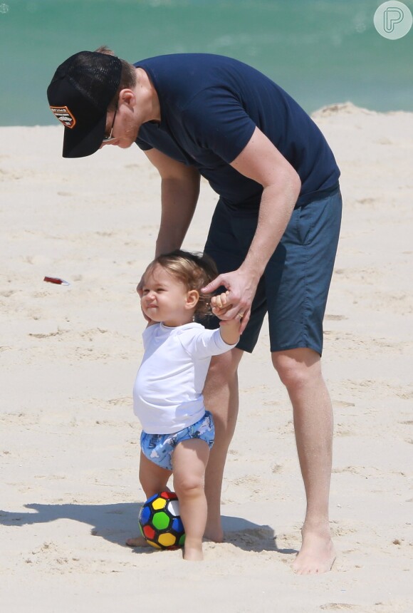 Michel Teló brincou de bola com filho, Teodoro, em praia do Rio nesta quarta-feira, 26 de setembro de 2018