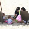 Michel Teló e Thais Fersoza foram vistos em praia do Rio de Janeiro com os filhos