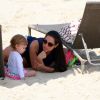 Thais Fersoza foi fotografada na areia da praia com a filha, Melinda