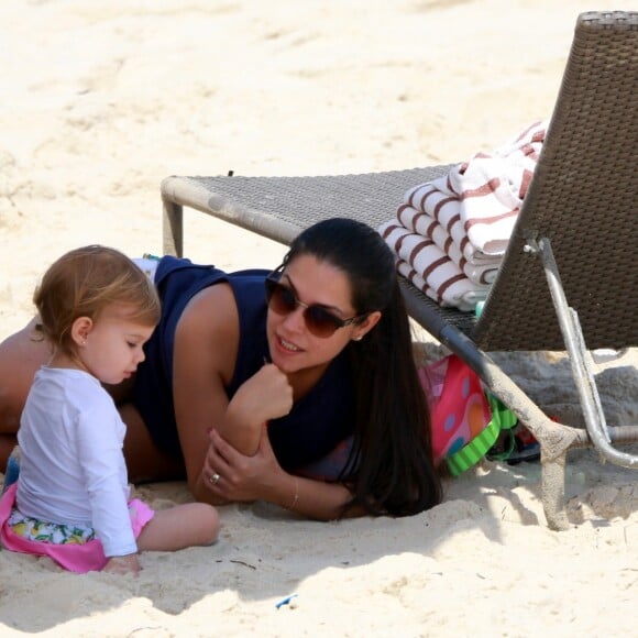 Thais Fersoza foi fotografada na areia da praia com a filha, Melinda