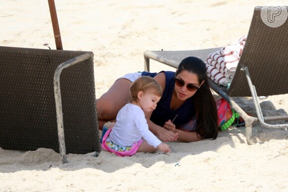 Thais Fersoza brincou com filha, Melinda, na Praia da Barra da Tijuca, Zona Oeste do Rio