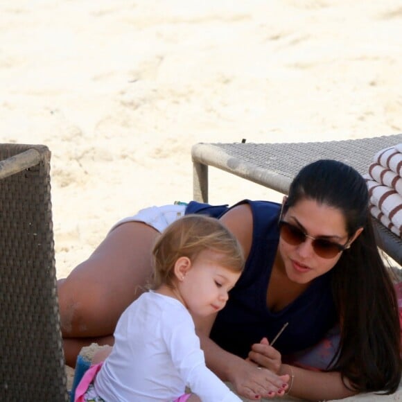 Thais Fersoza brincou com filha, Melinda, na Praia da Barra da Tijuca, Zona Oeste do Rio