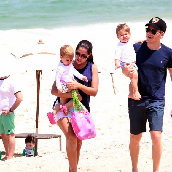 Michel Teló e Thais Fersoza levaram os filhos à Praia da Barra da Tijuca, Zona Oeste do Rio