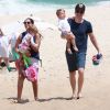 Michel Teló e Thais Fersoza deixaram praia do Rio com filhos no colo