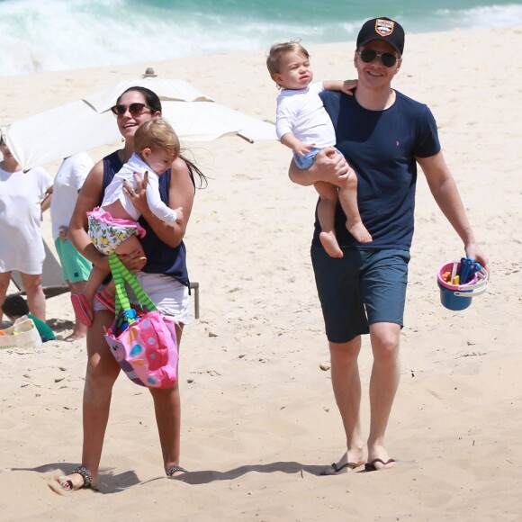 Michel Teló e Thais Fersoza deixaram praia do Rio com filhos no colo