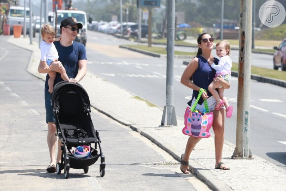 Michel Teló e Thais Fersoza levaram os filhos, Melinda e Teodoro, à Praia da Barra da Tijuca, Zona Oeste do Rio de Janeiro