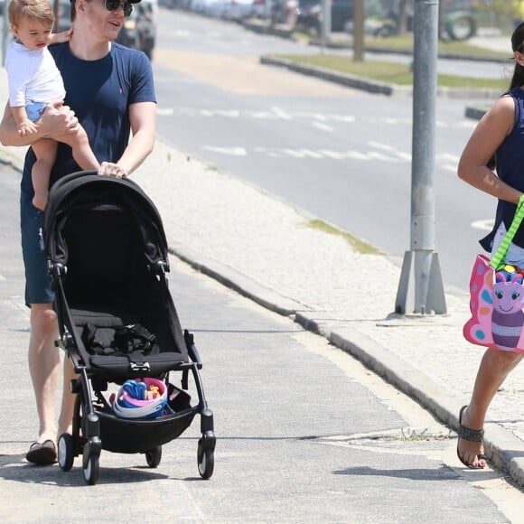 Michel Teló e Thais Fersoza levaram os filhos, Melinda e Teodoro, à Praia da Barra da Tijuca, Zona Oeste do Rio de Janeiro