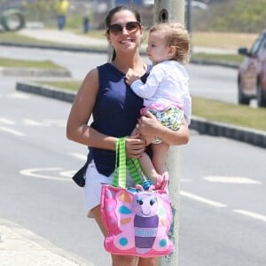 Michel Teló e Thais Fersoza carregaram filhos, Melinda e Teodoro, no colo