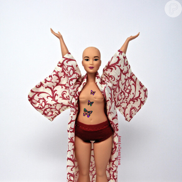 Americana cria projeto fotográfico com Barbies mastectomizadas para valorizar autoestima de mulheres em tratamento ou que superaram câncer de mama