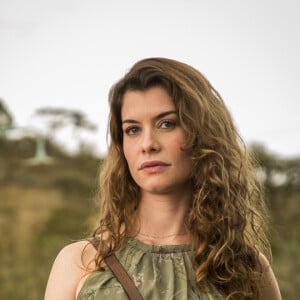 Isabel (Alinne Moraes) é ex-namorada de Alain (João Vicente de Castro) e rival de Cris (Vitória Strada) na novela 'Espelho da Vida'