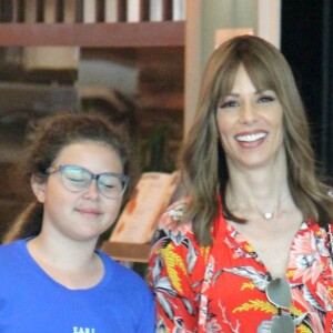 Ana Furtado esteve em um shopping do Rio com a filha, Isabella