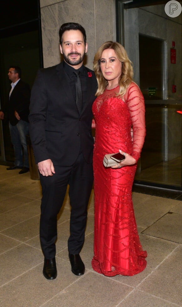Zilu Camargo foi ao casamento com o namorado, Marco Antonio Ruggiero, em um look vermelho