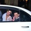 Zezé Di Camargo acena para fotos dentro do carro com a filha noiva, Camilla