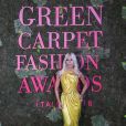 Donatella Versace optou por um vestido amarelo-canário feito a partir de seda orgânica para o Green Carpet Fashion Award