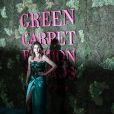   O vestido verde-esmeralda de Cindy Crawford, assinado por Versace foi feito a partir de seda orgânica. O decote strapless (tomara-que-caia) foi comporto por cristais Swarovski sem chumbo  