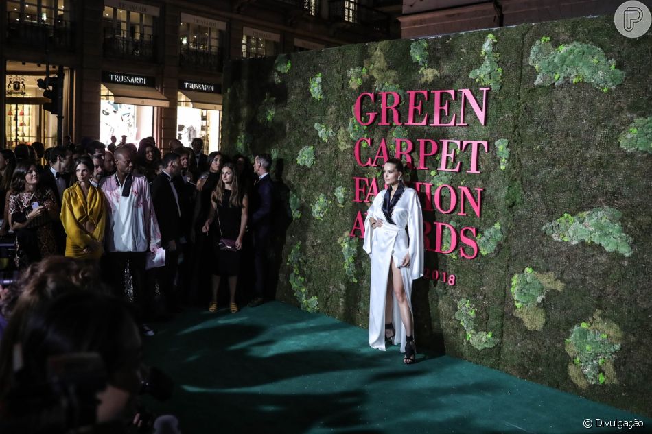 Petra Nemcova com o vestido Genny quimono em cetim branco na premiação do Green Carpet, que encerrou a Semana de Moda de Milão