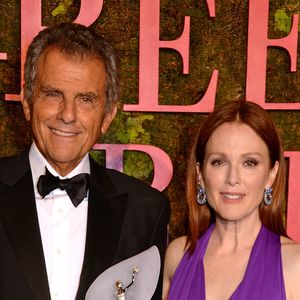 Ferrucio Ferragamo e Julianne Moore na premiação do Green Carpet Fashion Award