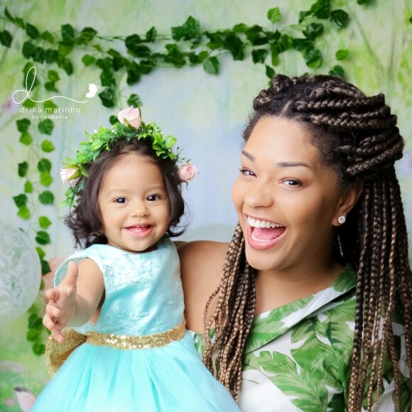 Juliana Alves recebeu a família e amigos em batizado da filha