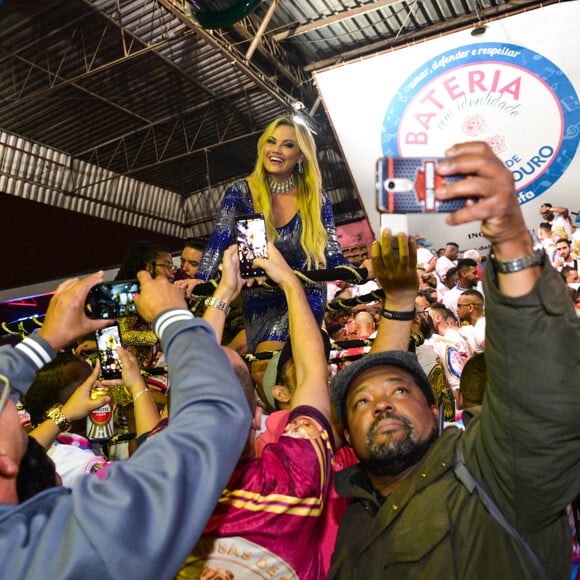 Ellen Rocche posou para os fãs durante evento na Rosas de Ouro