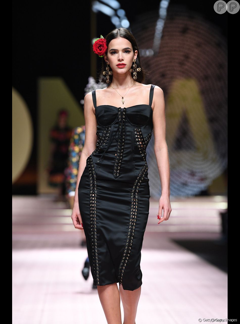 Bruna Marquezine também desfilou pela Dolce & Gabbana na Semana de Moda