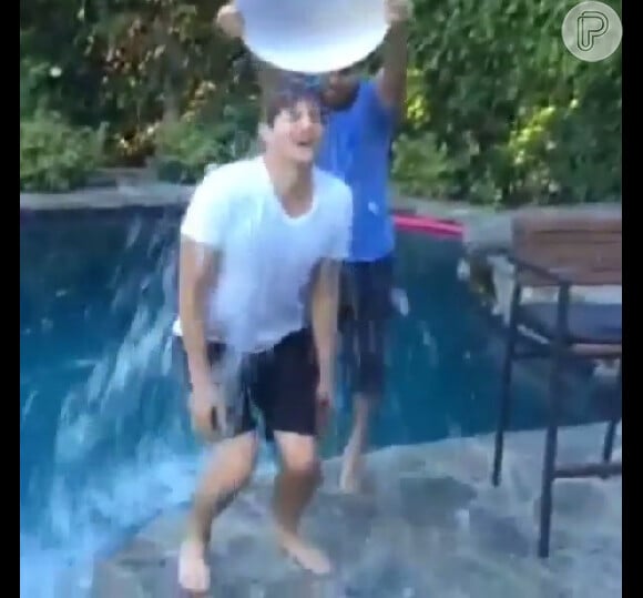 Ashton Kutcher também entrou na brincadeira e encarou o banho de água fria na campanha balde de gelo