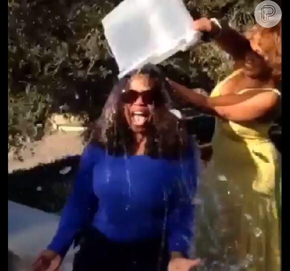 Oprah Winfrey também tomou um banho de água fria e entrou na onda do balde de gelo