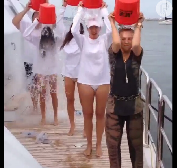 Cantora Thalia também aderiu à campanha balde de gelo e convidou amigas para o desafio