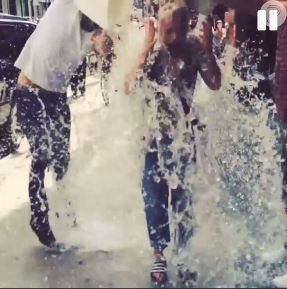 Rita Ora aceitou o desafio do balde de água com gelo