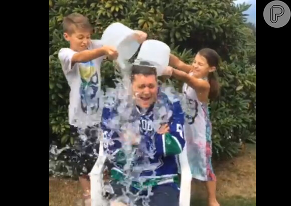 Michael Buble aceitou o desafio do balde de água com gelo