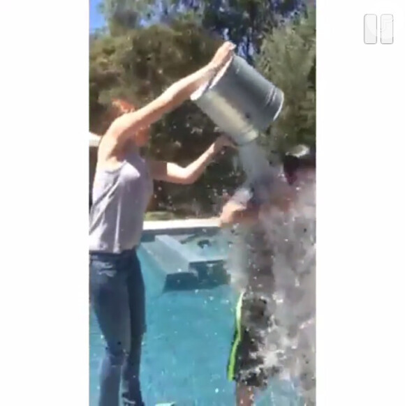 Ben Affleck aceitou o desafio do balde de água com gelo e ganhou um banho da mulher,Jennifer Garner