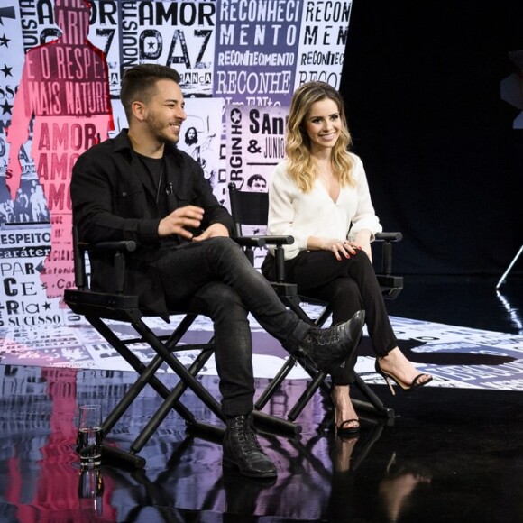 'Que lindo! Parabéns para vocês, papais mais queridos. Primeira etapa concluída com sucesso!', escreveu Sandy para o irmão Junior