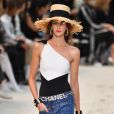 Desfile da Chanel na Semana de Moda de Paris: look bicolor de ombro assimétrico remete aos naos 80
