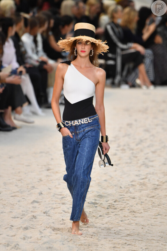Desfile da Chanel na Semana de Moda de Paris: look bicolor de ombro assimétrico remete aos naos 80