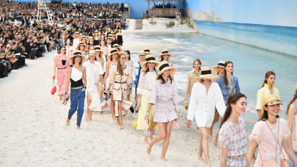 As tendências do desfile da Chanel que levou a praia para Paris