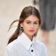 Logomania: Kaia Gerber veste look que reforça a marca Chanel em diversos elementos