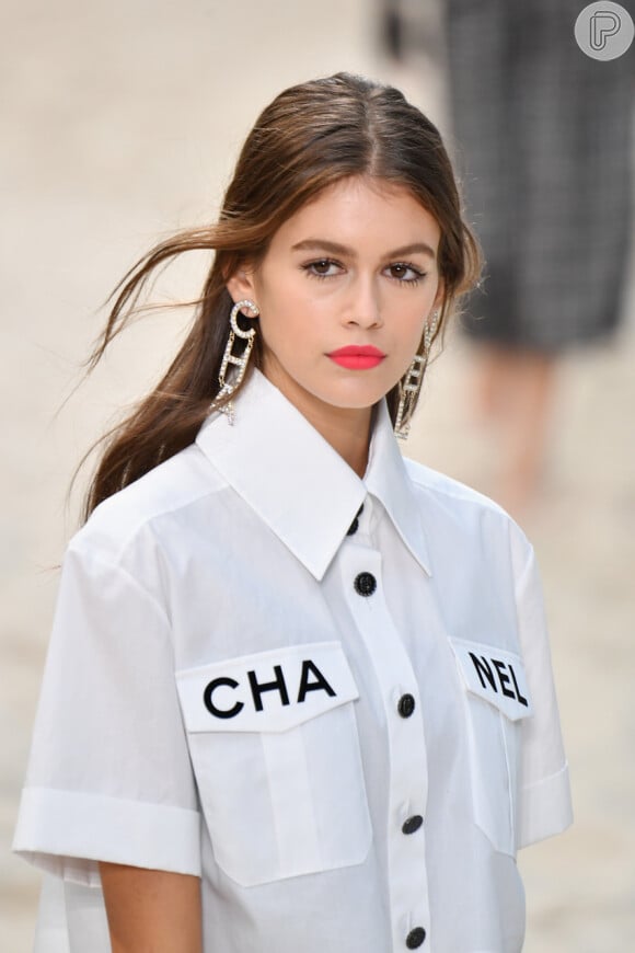 Logomania: Kaia Gerber veste look que reforça a marca Chanel em diversos elementos