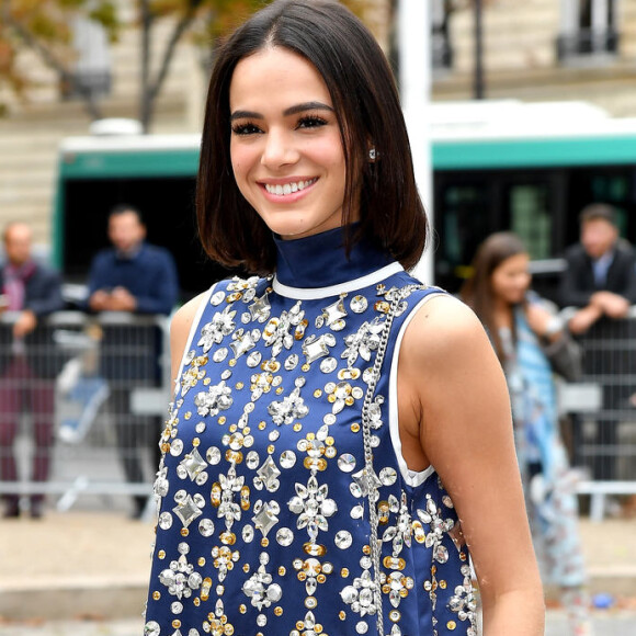 Bruna Marquezine sorriu para os fotógrafos ao chegar para o desfile da Miu Miu em Paris