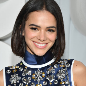 Bruna Marquezine brilhou com um look azul-marinho, cheio de pedrarias, ao assistir o desfile da Miu Miu