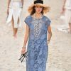 Renda é tendência para o verão 2019, confira looks das passarelas da Semana de Moda de Paris, que termina nesta quarta (3 de outubro). O conjunto azul todo em renda é da Chanel