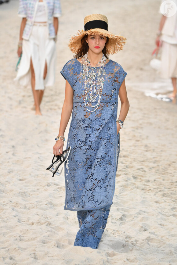 Renda é tendência para o verão 2019, confira looks das passarelas da Semana de Moda de Paris, que termina nesta quarta (3 de outubro). O conjunto azul todo em renda é da Chanel