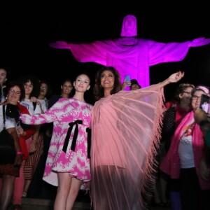 Juliana Paes e Isabelle Drummond posam com o Cristo Redentor colorido de rosa para conscientização em prol da prevenção do câncer de mama