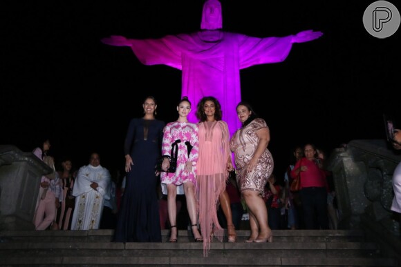 Juliana Paes e Isabelle Drummond posam com Marcelle Medeiros, fundadora da Laço Rosa