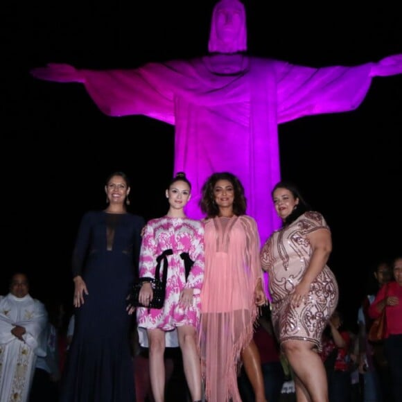 Juliana Paes e Isabelle Drummond posam com Marcelle Medeiros, fundadora da Laço Rosa