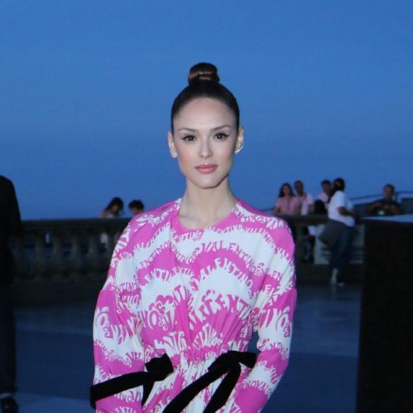 Isabelle Drummond usou um vestido pink e branco com fitas pretas na cintura